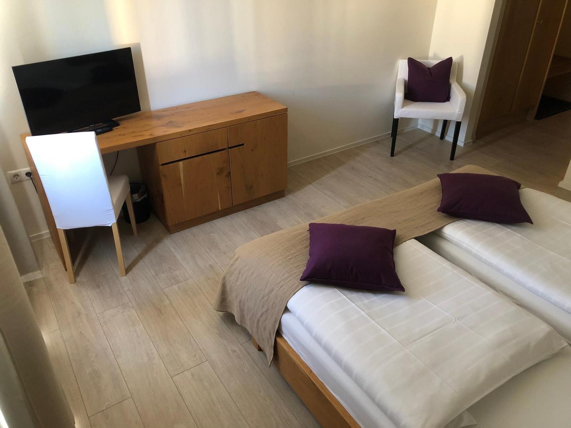 Hotel Restaurant Goldenes Ross Gollheim الغرفة الصورة